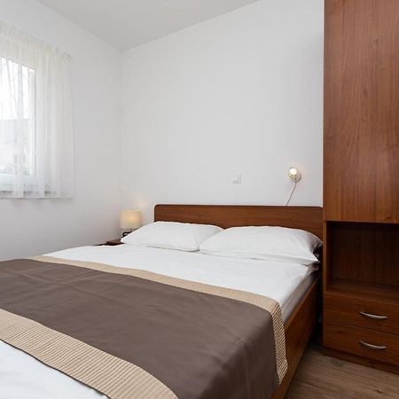 Apartments Crnekovic V Baska  Bagian luar foto