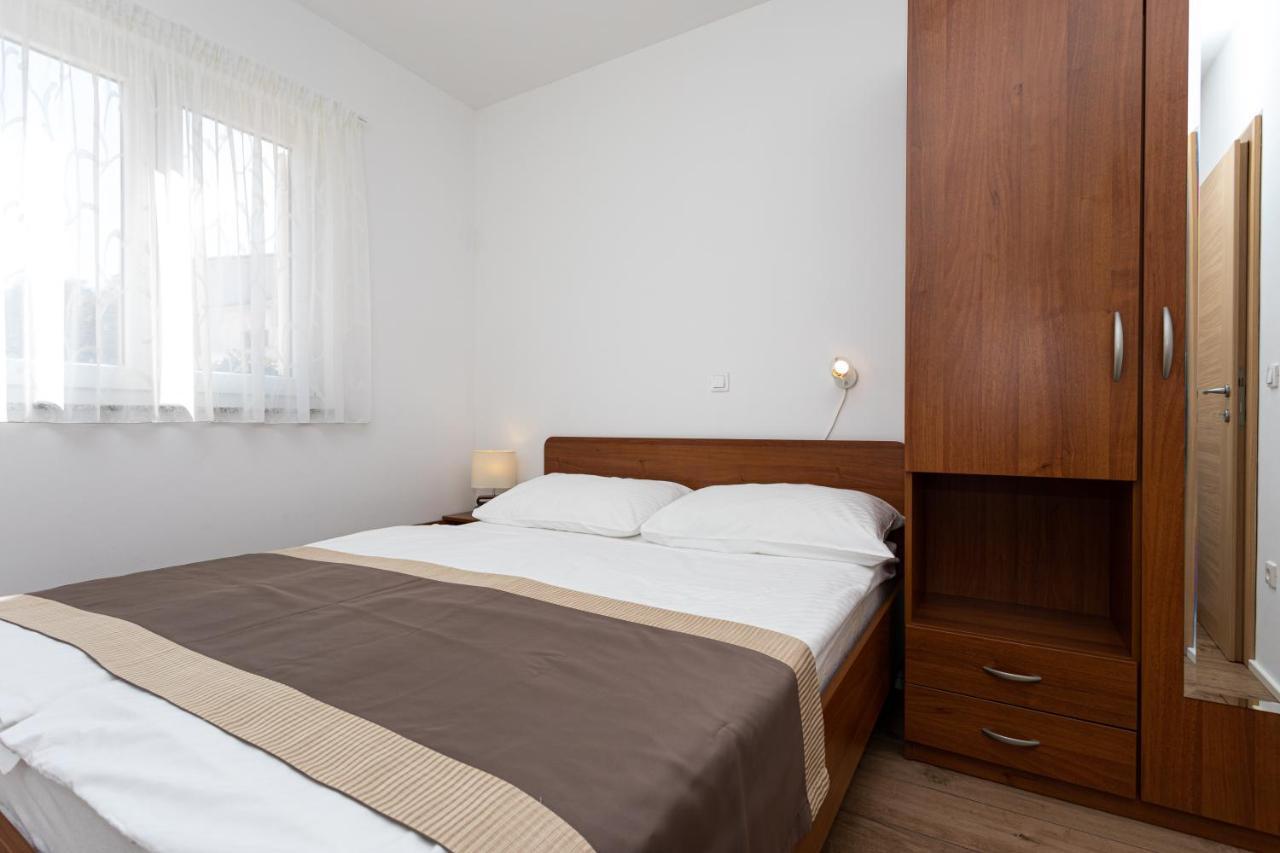 Apartments Crnekovic V Baska  Bagian luar foto