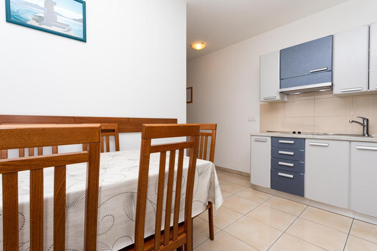 Apartments Crnekovic V Baska  Bagian luar foto