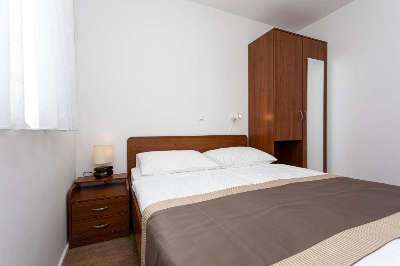 Apartments Crnekovic V Baska  Bagian luar foto