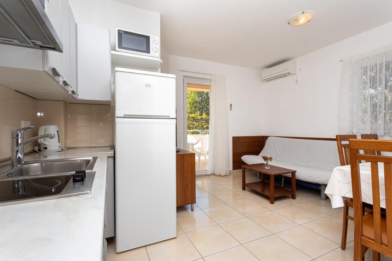 Apartments Crnekovic V Baska  Bagian luar foto