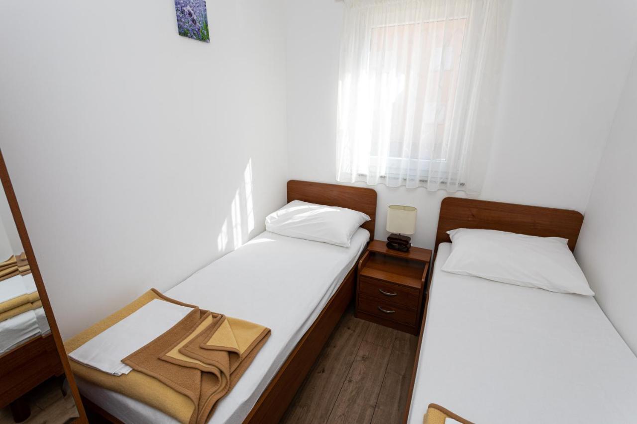 Apartments Crnekovic V Baska  Bagian luar foto