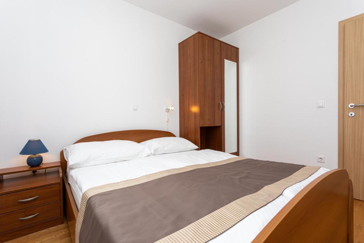 Apartments Crnekovic V Baska  Bagian luar foto