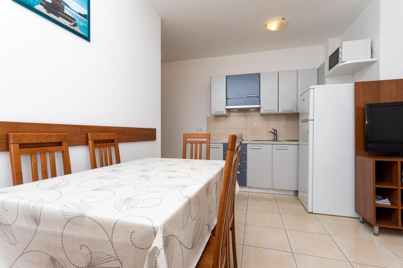 Apartments Crnekovic V Baska  Bagian luar foto