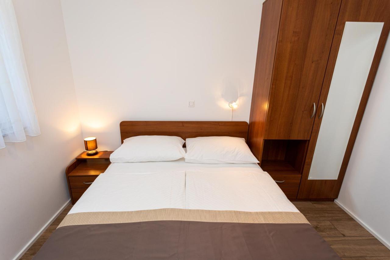 Apartments Crnekovic V Baska  Bagian luar foto