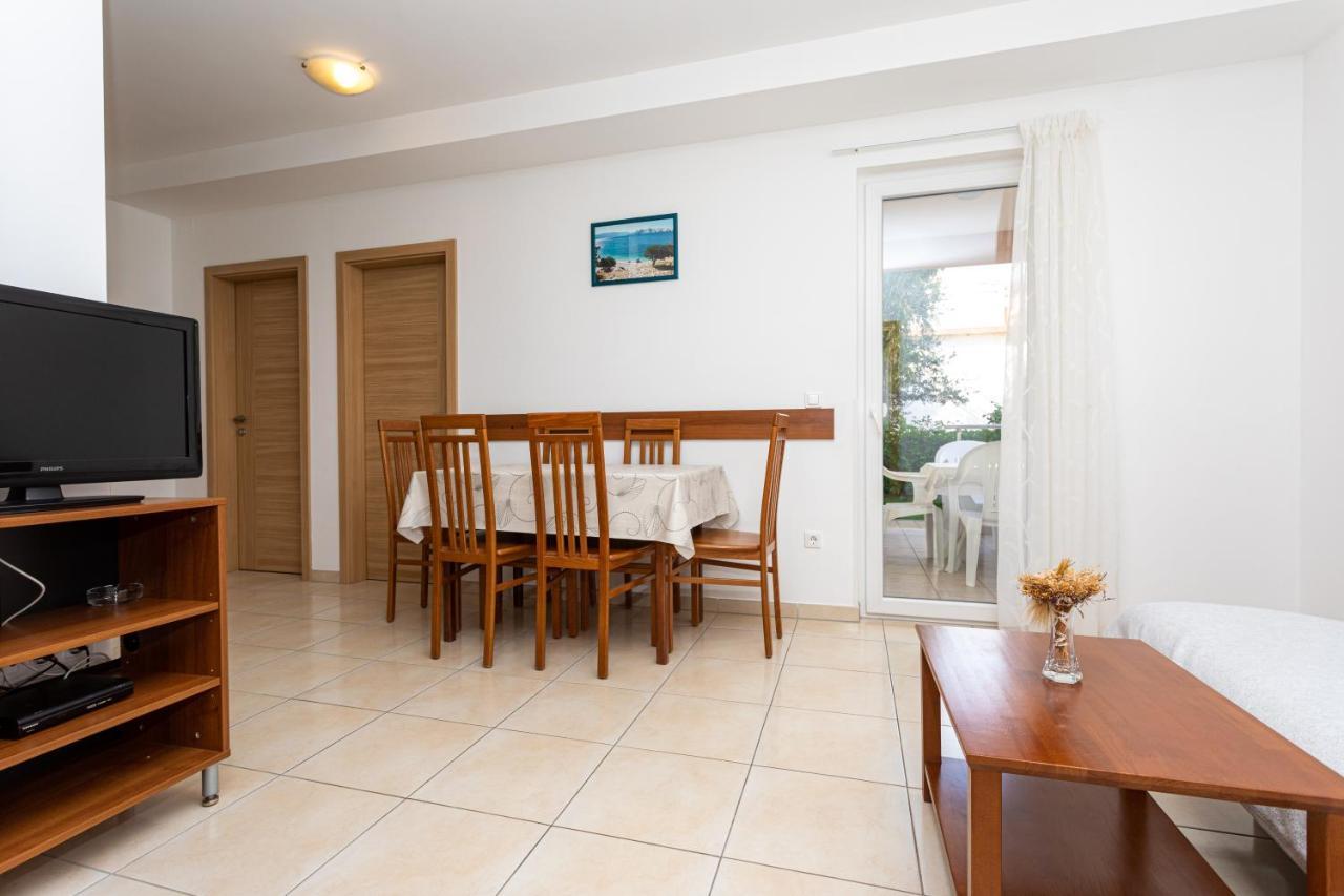Apartments Crnekovic V Baska  Bagian luar foto