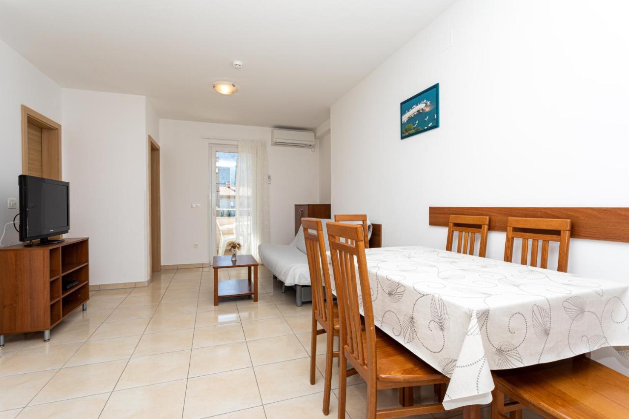 Apartments Crnekovic V Baska  Bagian luar foto
