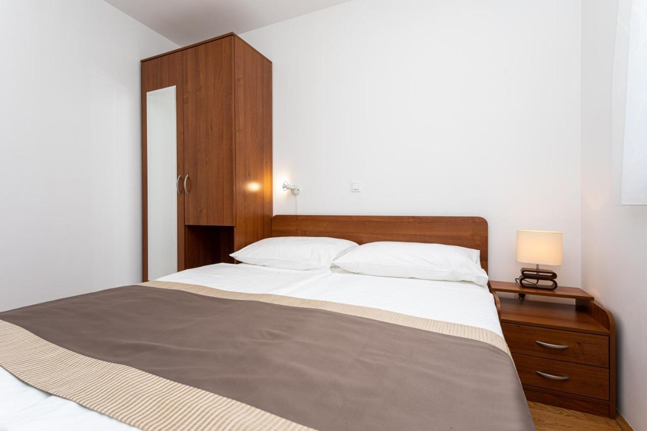 Apartments Crnekovic V Baska  Bagian luar foto