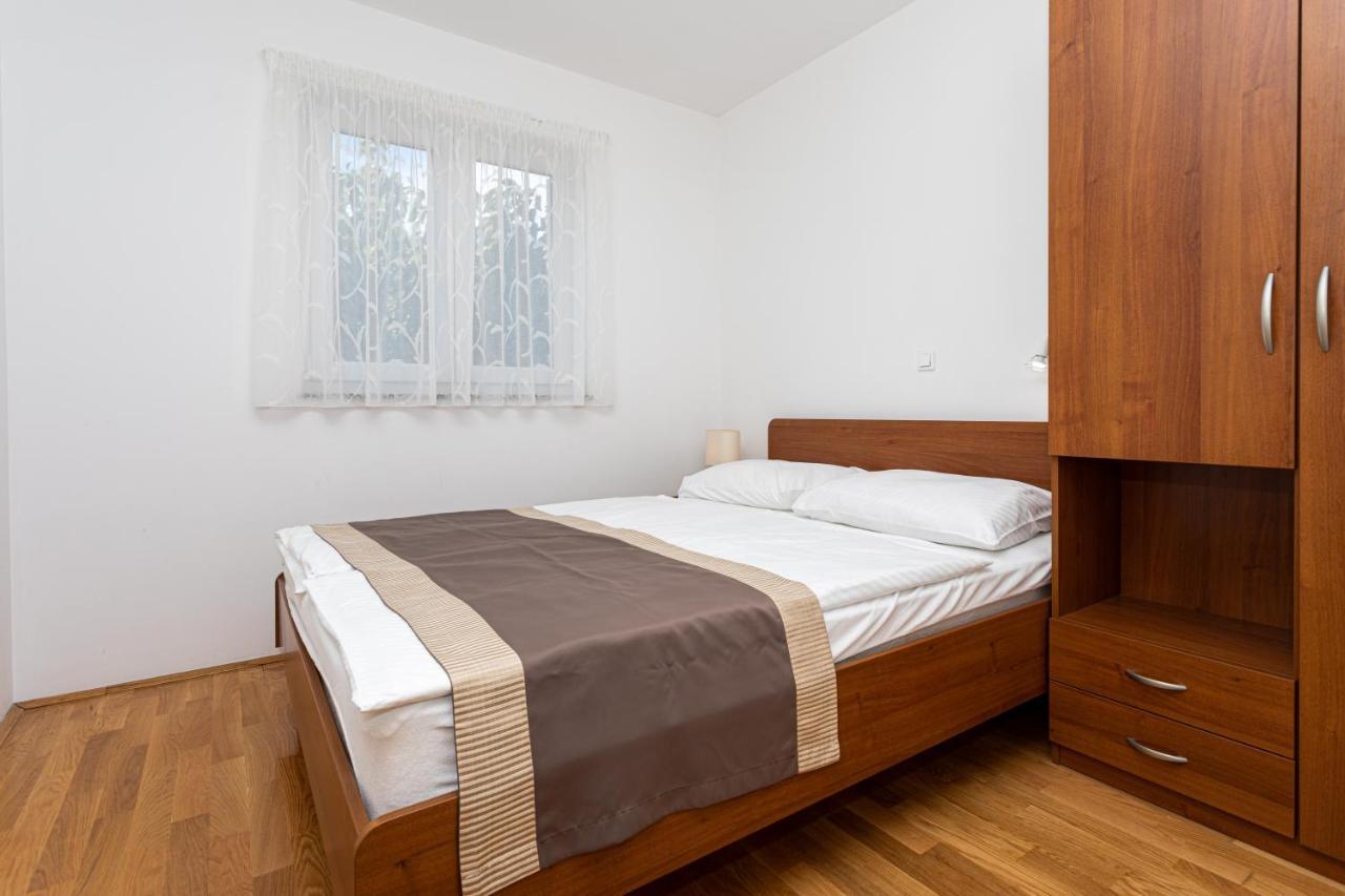 Apartments Crnekovic V Baska  Bagian luar foto