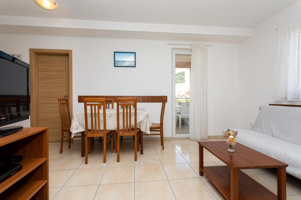 Apartments Crnekovic V Baska  Bagian luar foto