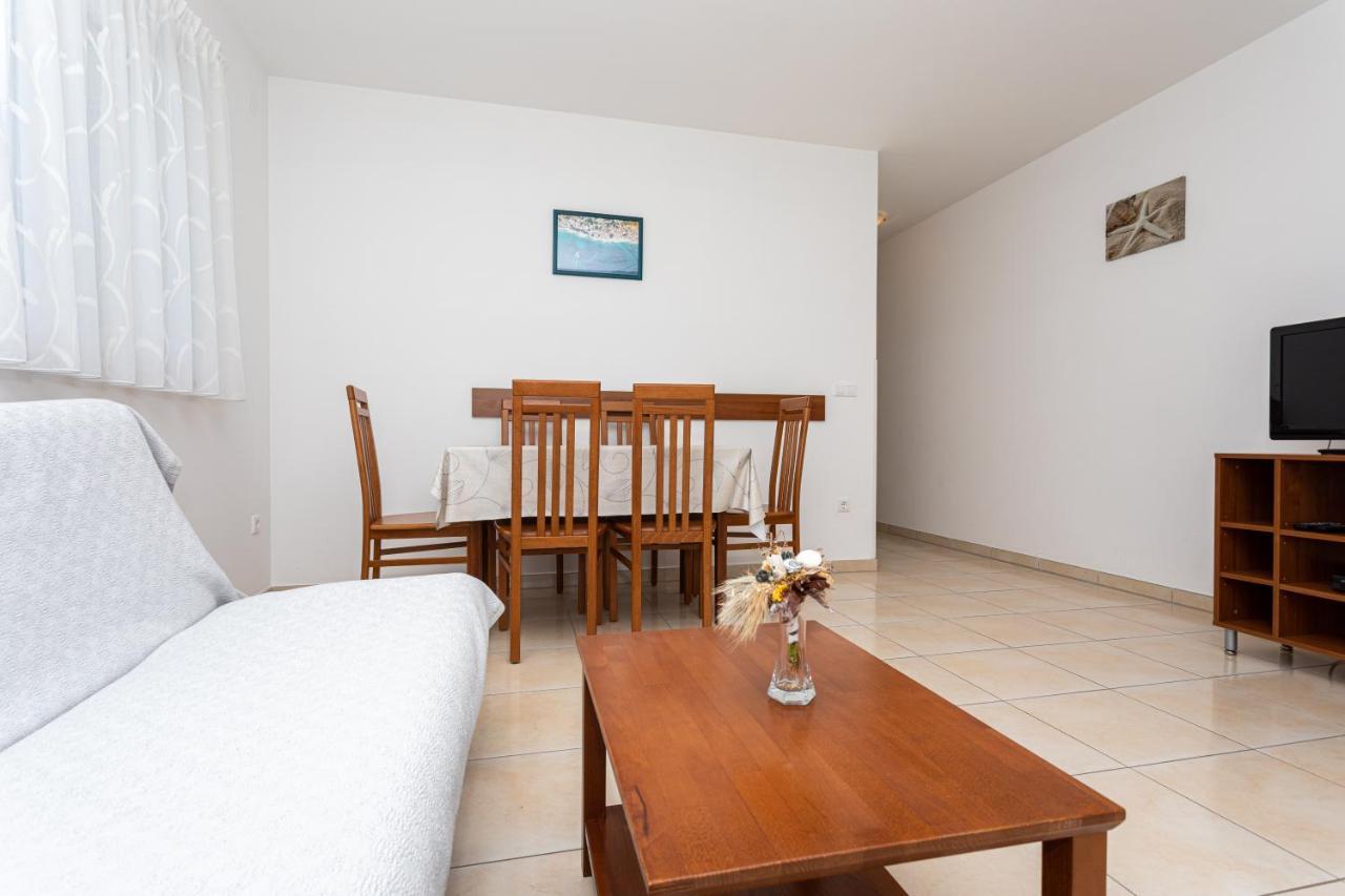 Apartments Crnekovic V Baska  Bagian luar foto