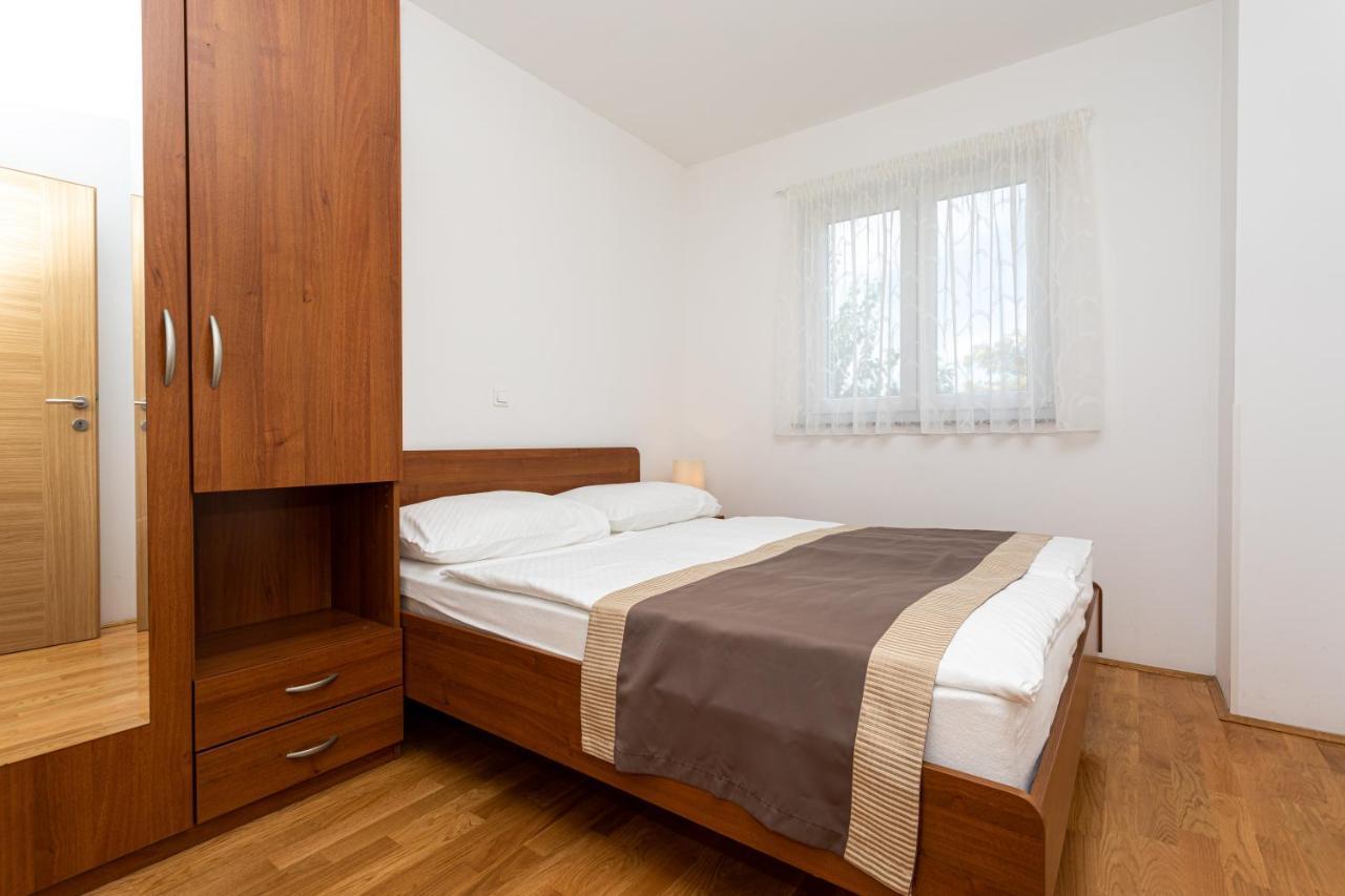 Apartments Crnekovic V Baska  Bagian luar foto