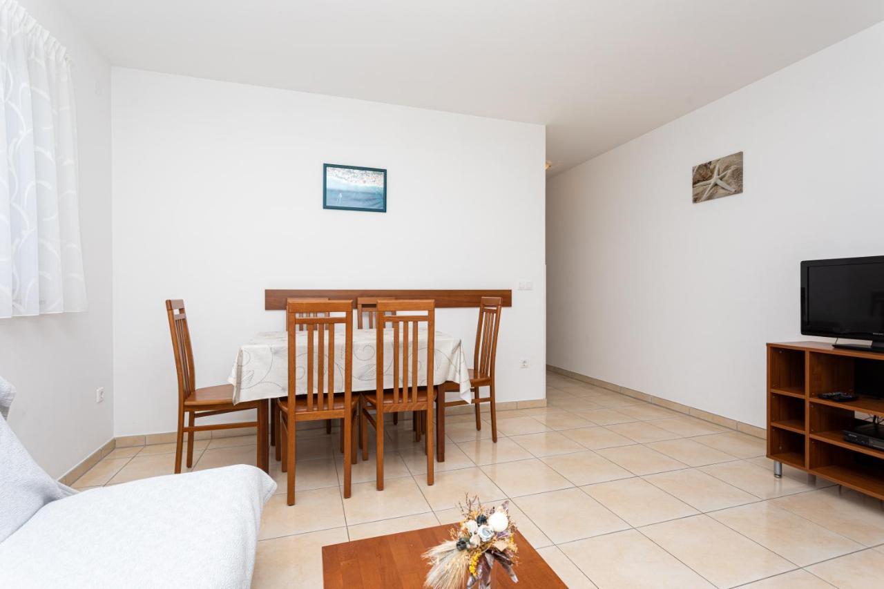 Apartments Crnekovic V Baska  Bagian luar foto
