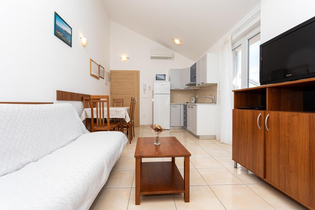 Apartments Crnekovic V Baska  Bagian luar foto