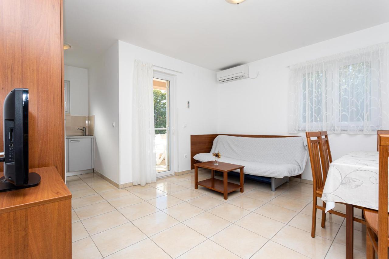 Apartments Crnekovic V Baska  Bagian luar foto