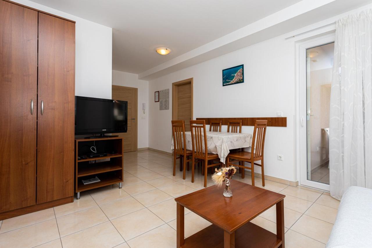 Apartments Crnekovic V Baska  Bagian luar foto
