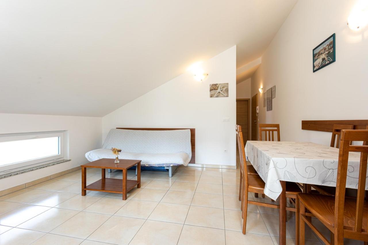 Apartments Crnekovic V Baska  Bagian luar foto