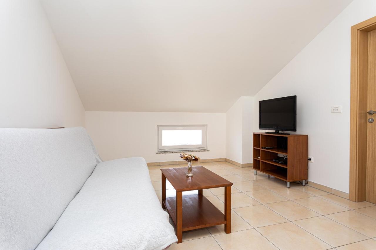 Apartments Crnekovic V Baska  Bagian luar foto