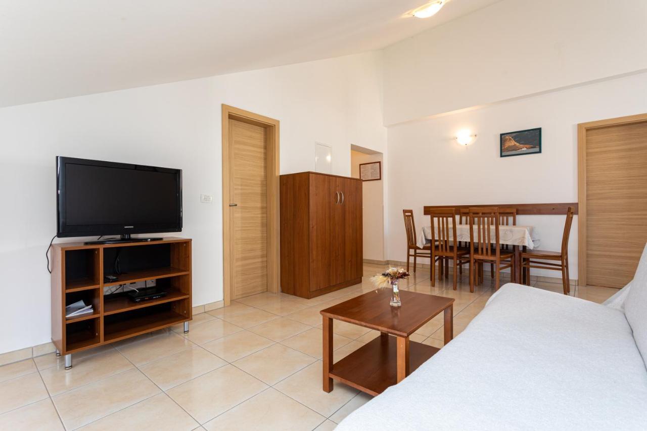 Apartments Crnekovic V Baska  Bagian luar foto