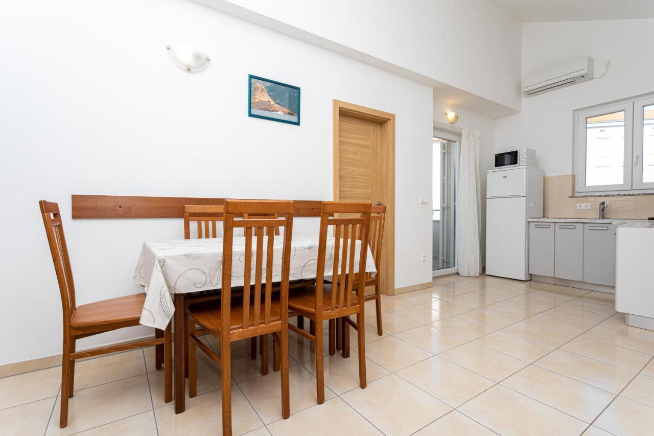 Apartments Crnekovic V Baska  Bagian luar foto