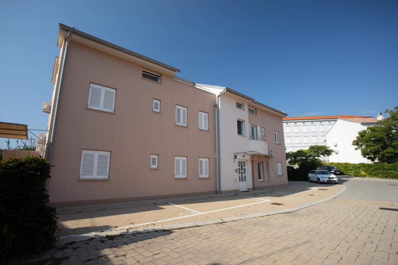 Apartments Crnekovic V Baska  Bagian luar foto
