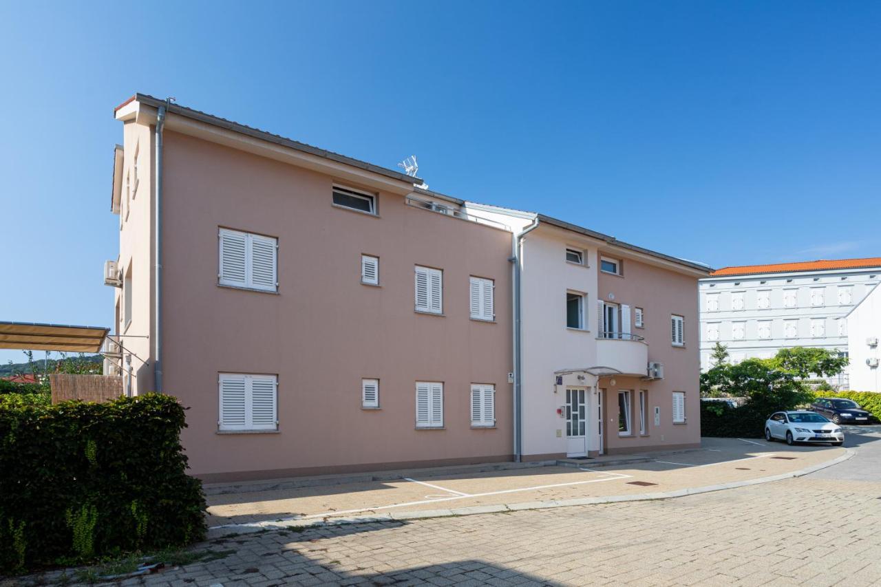 Apartments Crnekovic V Baska  Bagian luar foto