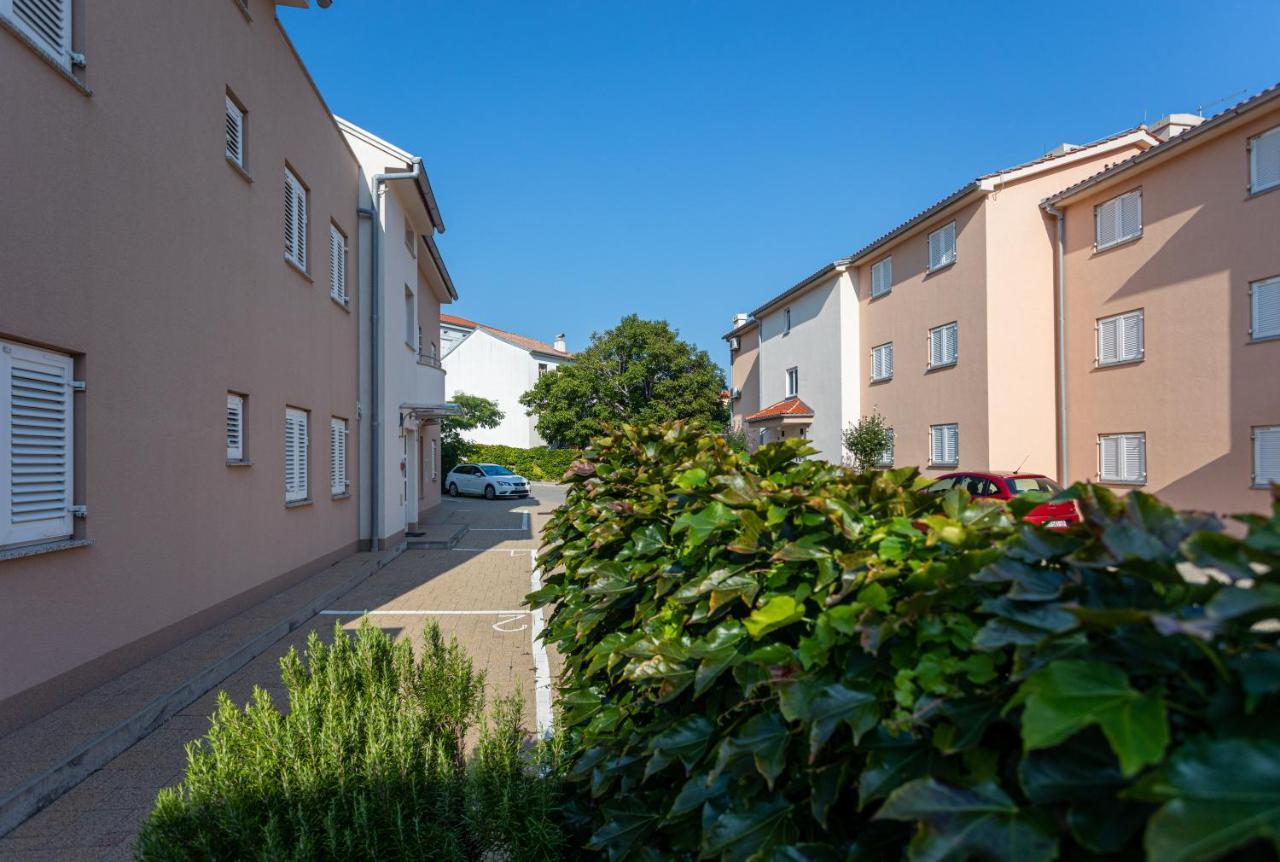 Apartments Crnekovic V Baska  Bagian luar foto